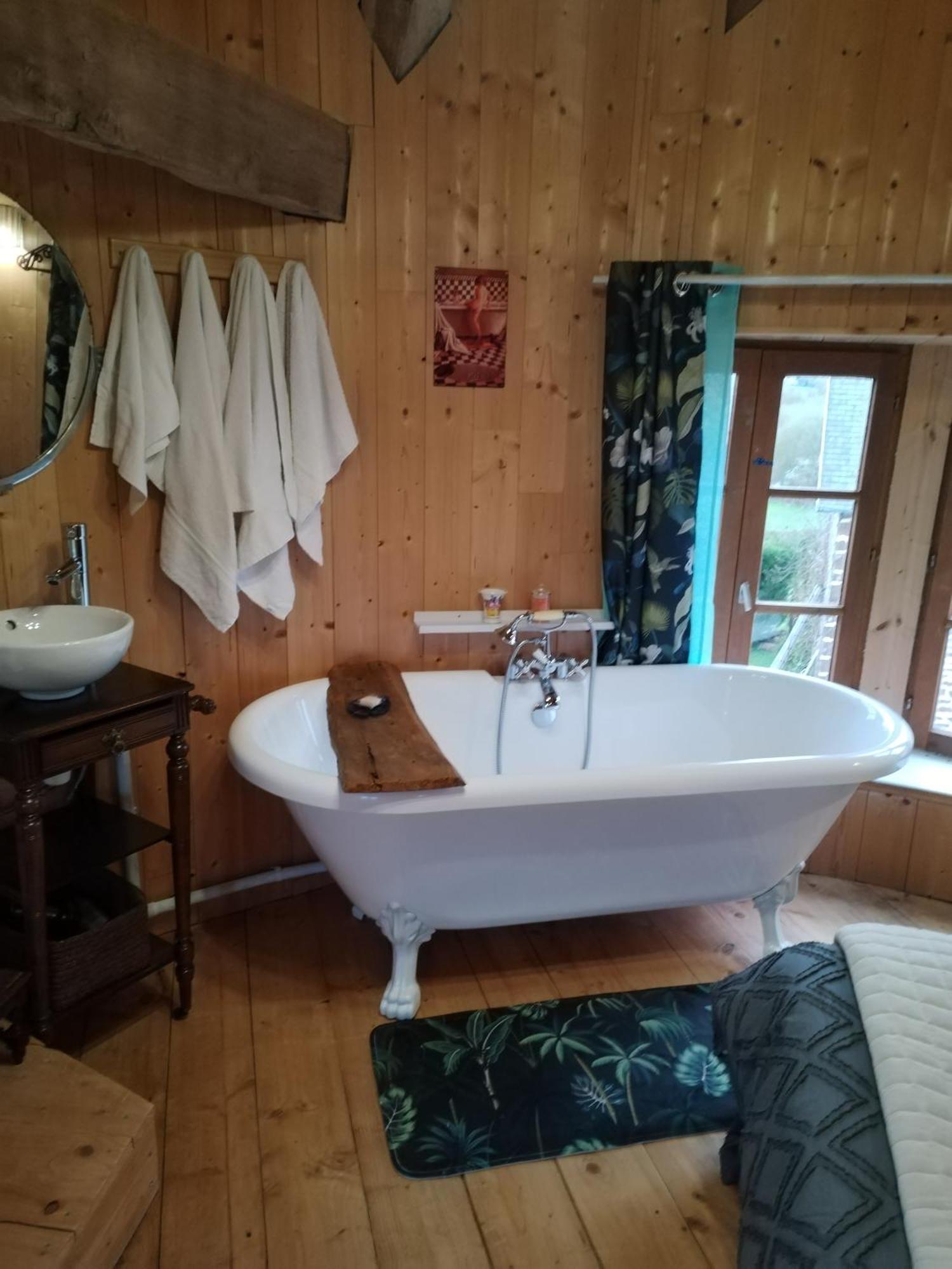 La Tour De Ver Gite Atypique Possibilite Table D'Hotes Sur Reservation Ngoại thất bức ảnh